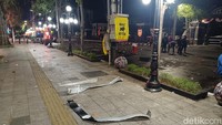 Terlihat sisa sampah seperti gelas plastik, botol air mineral, hingga bungkus rokok masih berserakan di jalanan.