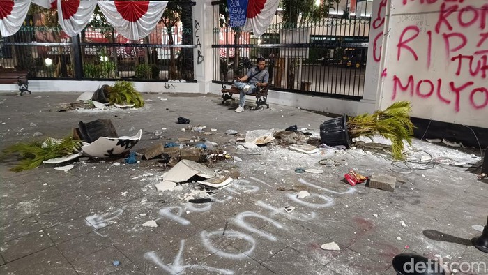 Demo mahasiswa Pantauan detikJateng, Senin (26/8/2024) pukul 19.00 WIB, sudah tak terlihat lagi demonstran di depan Balai Kota Semarang. Meski begitu, Jalan Pemuda masih ditutup.