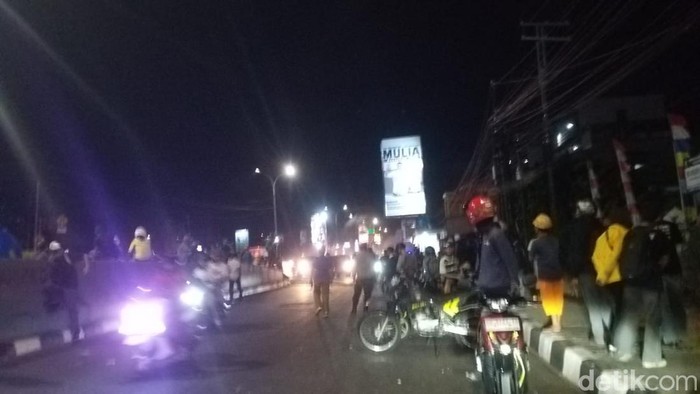 Demo ricuh di depan Unibos Makassar.