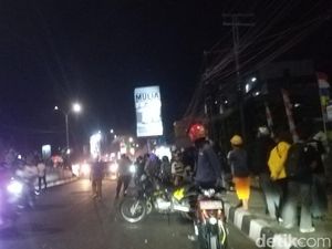 Polisi Bubarkan Massa Depan Kampus Bosowa-UMI Makassar, Lalin Kembali Normal