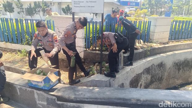Polisi memasang barier di akses ke gerbang belakang DPRD Jateng, Semarang, Senin (26/8/2024).