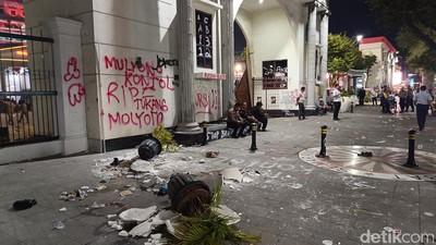 Potret Kondisi Depan Balai Kota Semarang Usai Jadi Sasaran Aksi Mahasiswa