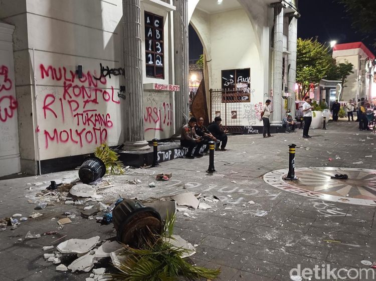 Potret Kondisi Depan Balai Kota Semarang Usai Jadi Sasaran Aksi Mahasiswa