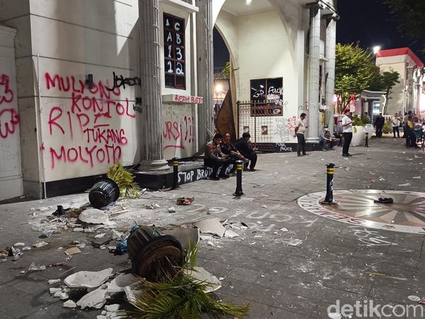 Potret Kondisi Depan Balai Kota Semarang Usai Jadi Sasaran Aksi Mahasiswa