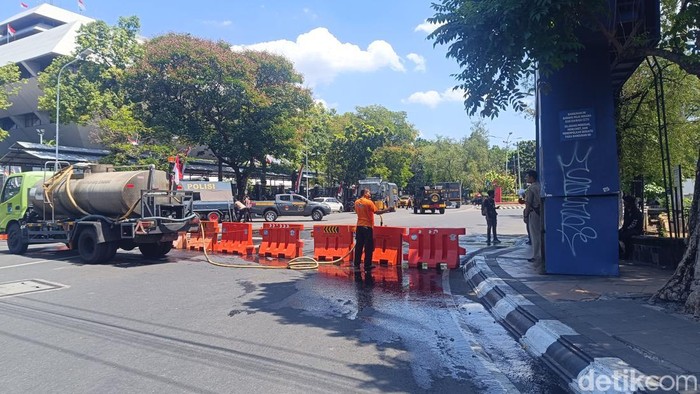 Polisi memasang barier di akses ke gerbang belakang DPRD Jateng, Semarang, Senin (26/8/2024).