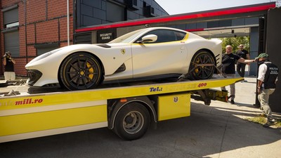 Deretan Mobil Mewah Disita dari Rumah Influencer Kontroversial Andrew Tate