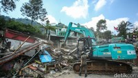 Alat berat merobohkan bangunan liar pedagang di Puncak, Bogor, Senin (26/8/2024).   