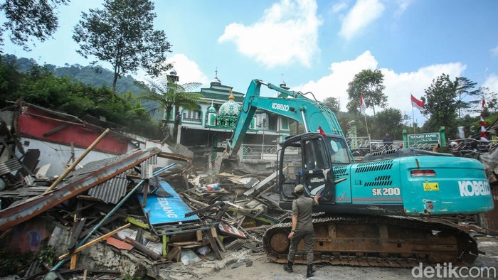 Alat berat merobohkan bangunan liar pedagang di Puncak, Bogor, Senin (26/8/2024).