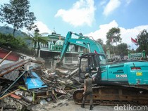 Detik-detik Pembongkaran Bangunan Liar Pedagang di Puncak