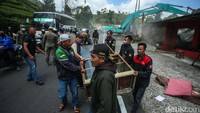 Warung-warung yang buka 24 jam ini menjadi idola anak muda saat melancong ke Puncak, namun kini warung-warung tersebut rata dengan tanah.  