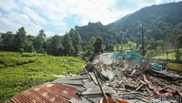Diketahui Jalan Raya Puncak Bogor menuju Cianjur dipadati pedagang yang menjual aneka ragam makanan dan minuman.  