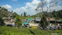 Bangunan yang masih berdiri kini satu persatu dibongkar menggunakan alat berat.  
