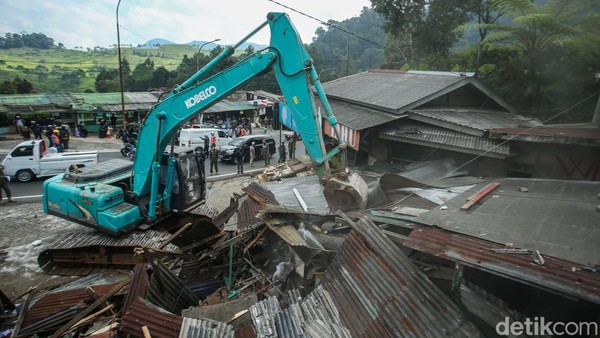 Melihat Lagi Pembongkaran Lapak PKL dan Bangunan Liar di Puncak Bogor