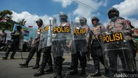Sebanyak 1.200 personel dari aparat gabungan dikerahkan untuk menertibkan kios liar di Puncak, Bogor.   