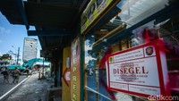 Para pemilik warung juga telah mendapatkan surat peringatan hingga penyegelan sebelum penertiban.  