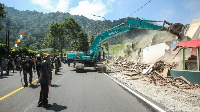 Detik-detik Pembongkaran Bangunan Liar Pedagang di Puncak Alat berat merobohkan bangunan liar pedagang di Puncak, Bogor, Senin (26/8/2024).