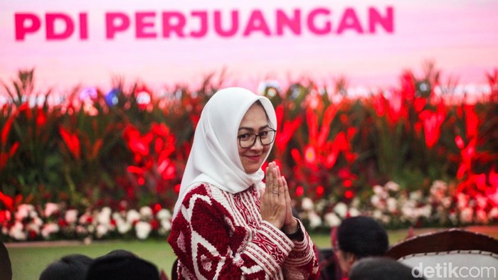 Didukung PDIP di Pilgub, Airin-Ade dan Andika-Hendi Salam Metal Ketum PDIP Megawati Soekarnoputri memberikan surat rekomendasi kepada cakada di kantor DPP PDIP, Jalan Diponegoro, Jakarta, Senin (26/8/2024). Pengumuman ini disampaikan oleh Sekjen PDIP Hasto Kristiyanto.
