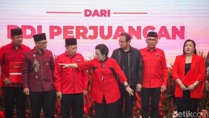 Didukung PDIP di Pilgub, Airin-Ade dan Andika-Hendi Salam Metal Ketum PDIP Megawati Soekarnoputri memberikan surat rekomendasi kepada cakada di kantor DPP PDIP, Jalan Diponegoro, Jakarta, Senin (26/8/2024). Pengumuman ini disampaikan oleh Sekjen PDIP Hasto Kristiyanto.