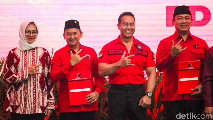 Ketum PDIP Megawati Soekarnoputri memberikan surat rekomendasi kepada cakada di kantor DPP PDIP, Jalan Diponegoro, Jakarta, Senin (26/8/2024). Pengumuman ini disampaikan oleh Sekjen PDIP Hasto Kristiyanto.