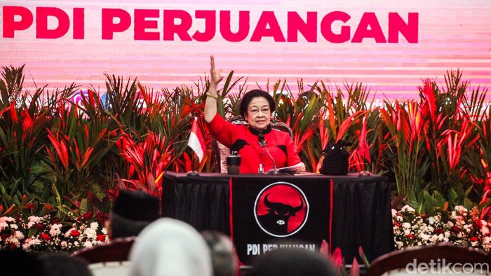 Ketum PDIP Megawati Soekarnoputri memberikan surat rekomendasi kepada cakada di kantor DPP PDIP, Jalan Diponegoro, Jakarta, Senin (26/8/2024). Pengumuman ini disampaikan oleh Sekjen PDIP Hasto Kristiyanto.