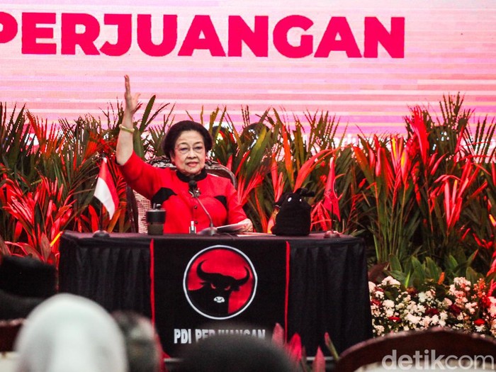Ketum PDIP Megawati Soekarnoputri memberikan surat rekomendasi kepada cakada di kantor DPP PDIP, Jalan Diponegoro, Jakarta, Senin (26/8/2024). Pengumuman ini disampaikan oleh Sekjen PDIP Hasto Kristiyanto.