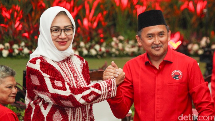 Ketum PDIP Megawati Soekarnoputri memberikan surat rekomendasi kepada cakada di kantor DPP PDIP, Jalan Diponegoro, Jakarta, Senin (26/8/2024). Pengumuman ini disampaikan oleh Sekjen PDIP Hasto Kristiyanto.