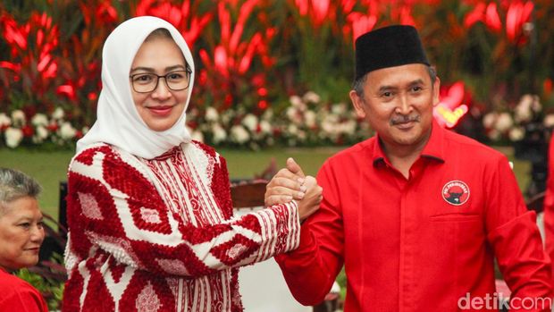 Ketum PDIP Megawati Soekarnoputri memberikan surat rekomendasi kepada cakada di kantor DPP PDIP, Jalan Diponegoro, Jakarta, Senin (26/8/2024). Pengumuman ini disampaikan oleh Sekjen PDIP Hasto Kristiyanto.