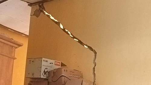 Dinding Kantor DPMDP3A Kabupaten Nagekeo, NTT, mengalami keretakan.