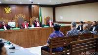 Dalam sidang ini, Mochtar Riza Pahlevi Tabrani dan Emil Ermindra didakwa terlibat kasus korupsi pengelolaan timah yang merugikan keuangan negara Rp 300 triliun. Jaksa mengatakan keduanya tidak melaksanakan tugas serta tanggung jawabnya.  