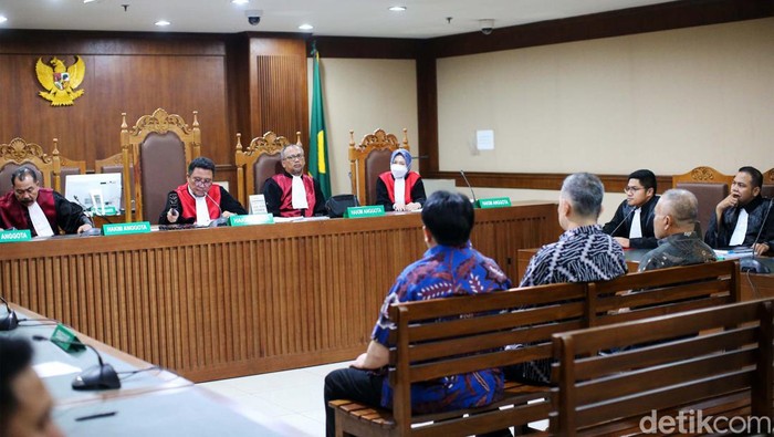 Dua Eks Direktur PT Timah Didakwa Terlibat Korupsi Penambangan Ilegal Rp 300 Triliun Dua mantan Direktur PT Timah Tbk didakwa terlibat kasus korupsi pengelolaan timah yang merugikan keuangan negara Rp 300 triliun. Kedua mantan Direktur PT Timah itu yakni Mochtar Riza Pahlevi Tabrani selaku Direktur Utama PT Timah Tbk periode 2016-2021 dan Emil Ermindra selaku Direktur Keuangan PT Timah Tbk periode 2016-2020.