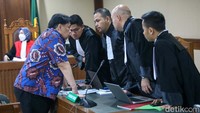 Mochtar Riza Pahlevi Tabrani berdiskusi dengan kuasa hukumnya usai sidang. Jaksa mengatakan perbuatan Mochtar dkk yang telah mengakomodir kegiatan penambangan ilegal di wilayah IUP PT Timah telah merugikan keuangan negara Rp 300 triliun.  