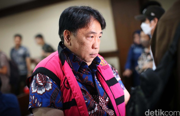 Dua mantan Direktur PT Timah Tbk didakwa terlibat kasus korupsi pengelolaan timah yang merugikan keuangan negara Rp 300 triliun. Kedua mantan Direktur PT Timah itu yakni Mochtar Riza Pahlevi Tabrani selaku Direktur Utama PT Timah Tbk periode 2016-2021 dan Emil Ermindra selaku Direktur Keuangan PT Timah Tbk periode 2016-2020.