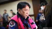 Mochtar Riza Pahlevi Tabrani meninggalkan ruang sidang dengan memakai rompi tahanan. Tangannya juga diborgol.  