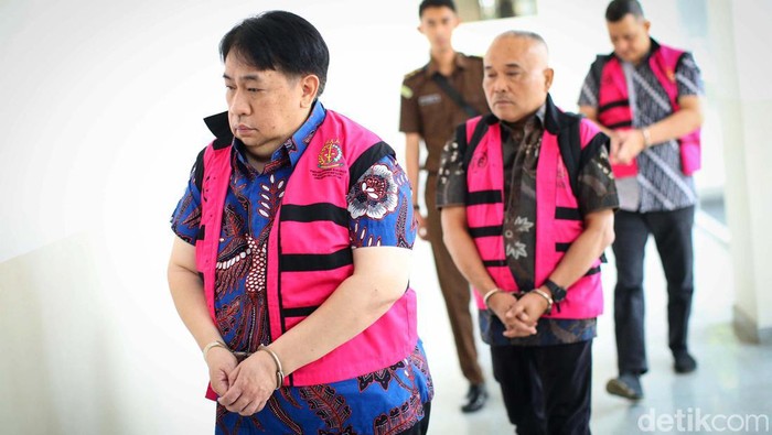 Dua Eks Direktur PT Timah Didakwa Terlibat Korupsi Penambangan Ilegal Rp 300 Triliun Dua mantan Direktur PT Timah Tbk didakwa terlibat kasus korupsi pengelolaan timah yang merugikan keuangan negara Rp 300 triliun. Kedua mantan Direktur PT Timah itu yakni Mochtar Riza Pahlevi Tabrani selaku Direktur Utama PT Timah Tbk periode 2016-2021 dan Emil Ermindra selaku Direktur Keuangan PT Timah Tbk periode 2016-2020.