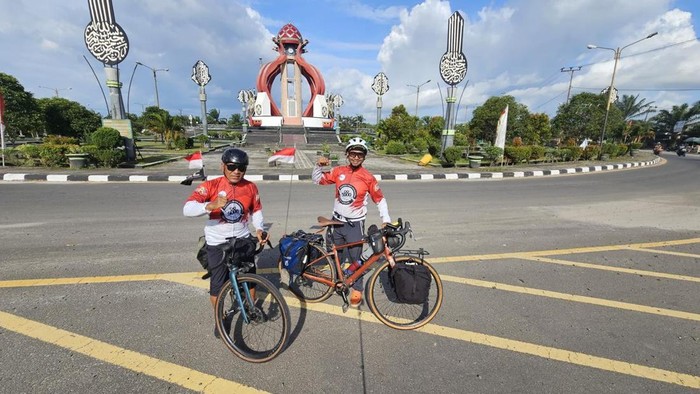 Dua pesepeda gowes dari Surabaya ke IKN demi merayakan HUT RI (dok istimewa)