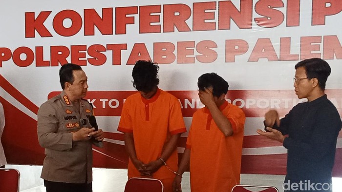 Dua tukang parkir yang tombak Hendriyanto saat diamankan polisi