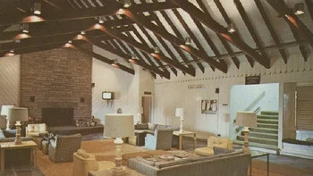 Lounge koktail dari resor Poconos yang kini terbengkalai. Foto: Pablo Iglesias Maurer via Dcis