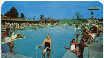 Kolam renang luar ruangan Grossinger, berukuran olimpiade, dibangun pada tahun 1949 dengan biaya US$400.000 (sekitar US$5 juta di pasar saat ini.) Cabana pribadi, ruang ganti, dan lounge yang dulu mengelilinginya sudah lama hilang. Foto: Pablo Iglesias Maurer via Dcis