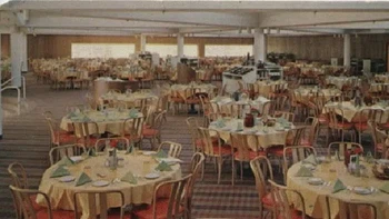 Warna cokelat, merah, dan oranye di karpet ruang makan Poconos ini telah berubah menjadi hijau, warna lumut yang menggantikannya. Foto: Pablo Iglesias Maurer via Dcis