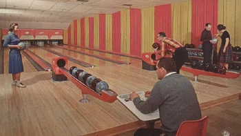Homowack Lodge sekarang terbengkalai, termasuk area bowling ini. Resor ini ditutup pada pertengahan tahun 2000-an. Sempat buka kembali namun terpaksa ditutup permanen setelah Departemen Konservasi Lingkungan NY menganggapnya tidak dapat dihuni. Foto: Pablo Iglesias Maurer via Dcis