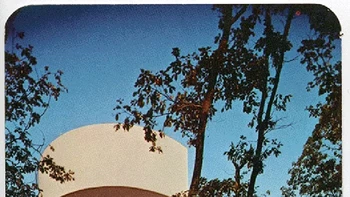 Setelah kebakaran menghancurkan bangunan utama di resor ini di Poconos, penggantinya muncul di awal tahun 70-an. Ini adalah pemandangan yang benar-benar mencolok, sebuah pesawat ruang angkasa modernis yang terletak jauh di dalam hutan.Foto: Pablo Iglesias Maurer via Dcis