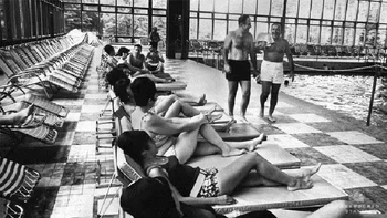 Kolam renang dalam ruangan di Grossingers. Lantai ubin dipanaskan, seluruh bangunan ber-AC. Di atas, lampu gantung sputnik abad pertengahan yang indah menyinari para perenang di bawah. Di bawah kolam terdapat ruang olahraga, gym, salon, dan sejumlah fasilitas lainnya. Kolam renang telah kosong sejak akhir tahun 90-an dan tidak dapat diperbaiki lagi. Foto: Pablo Iglesias Maurer via Dcis