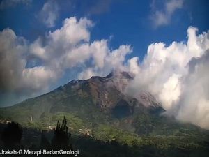 Gunung Merapi Muntahkan Awan Panas, Jarak Luncur 1,2 Km