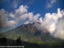 Merapi Muntahkan Awan Panas 1,5 Km Sore Ini