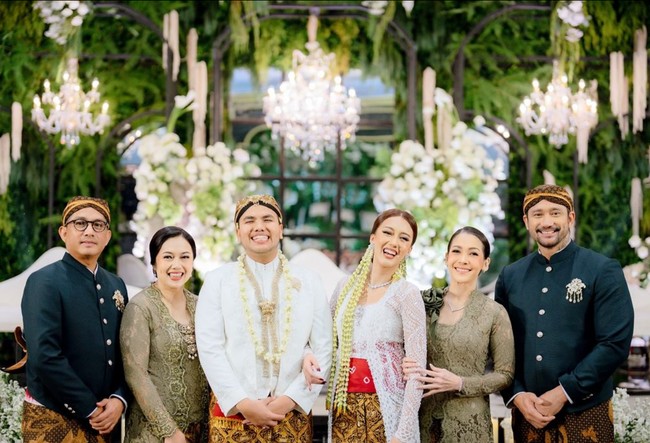 Putri Tora Sudiro, Azzahra Nabila, resmi menikah dengan Muhammad Ivan Lubis pada Minggu (25/8/2024). Pernikahan digelar dengan adat Jawa. Foto: Instagram/@mieke_amalia @t_orasudi_ro