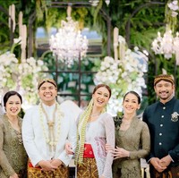 Putri Tora Sudiro, Azzahra Nabila, resmi menikah dengan Muhammad Ivan Lubis pada Minggu (25/8/2024). Pernikahan digelar dengan adat Jawa. Foto: Instagram/@mieke_amalia @t_orasudi_ro