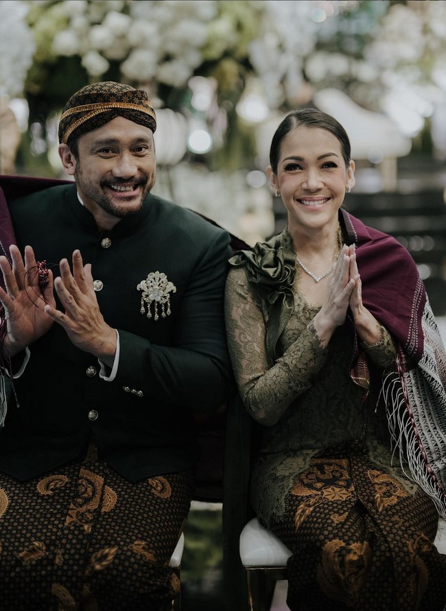 Kebaya model kutubaru ini dipermanis aksen selendang yang dibentuk bunga mawar dan disampirkan di bahu. Foto: Instagram/@mieke_amalia @t_orasudi_ro