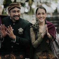 Kebaya model kutubaru ini dipermanis aksen selendang yang dibentuk bunga mawar dan disampirkan di bahu. Foto: Instagram/@mieke_amalia @t_orasudi_ro