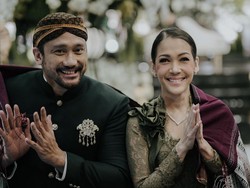 7 Gaya Mieke Amalia Saat Dampingi Tora Sudiro Menikahkan Putrinya