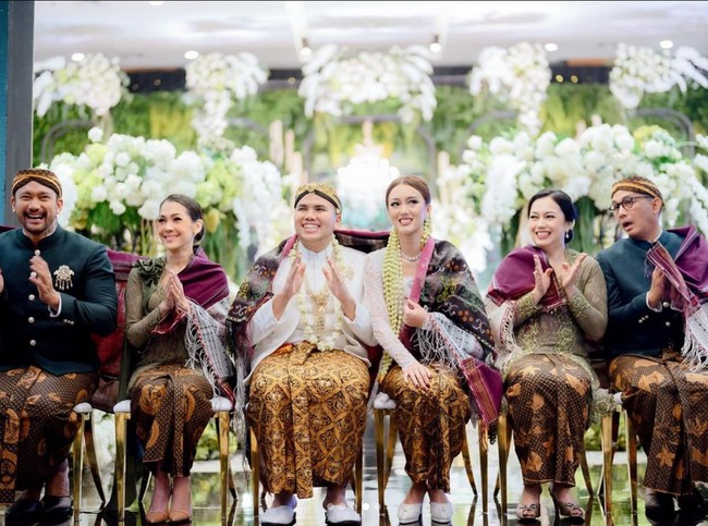 Mendampingi sang suami menikahkan putrinya, wanita 47 tahun ini tampil anggun dalam balutan kebaya lace dipadu kain batik. Foto: Instagram/@mieke_amalia @t_orasudi_ro